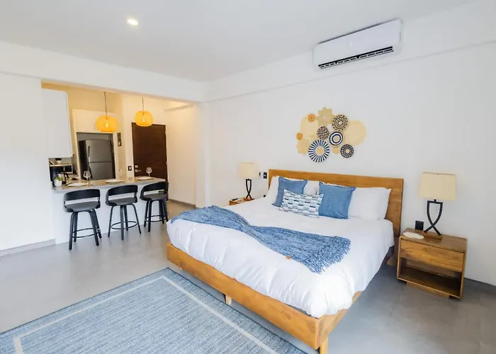 Modern Condo Walk To Marina, Dining & Nightlife