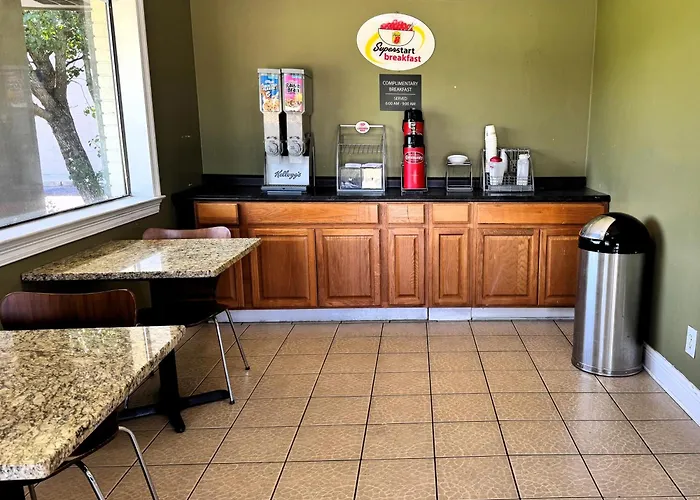 Super 8 By Wyndham Picayune