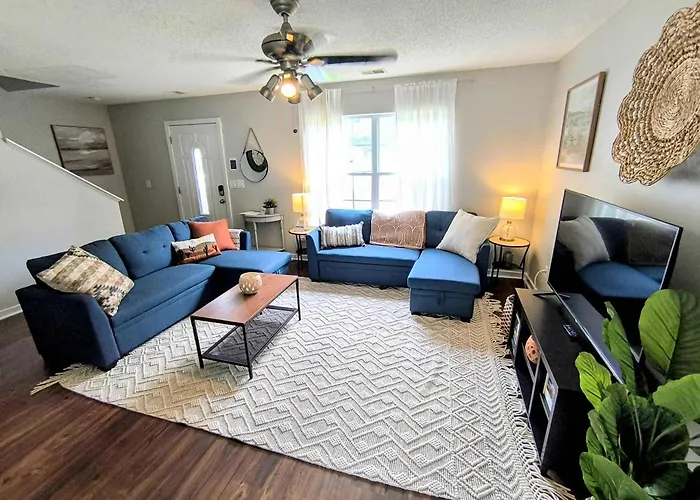 The Columbia Crash Pad Near Bases, Usc, Shops
