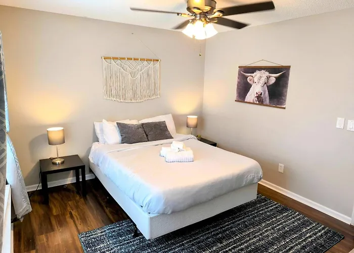 The Columbia Crash Pad Near Bases, Usc, Shops