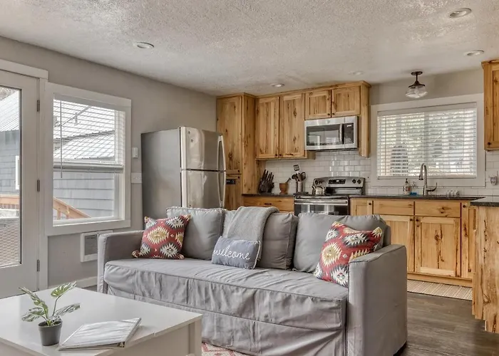 Riverbend Retreat 3 - Riverfront, Hot Tub, Bbq Pet Friendly