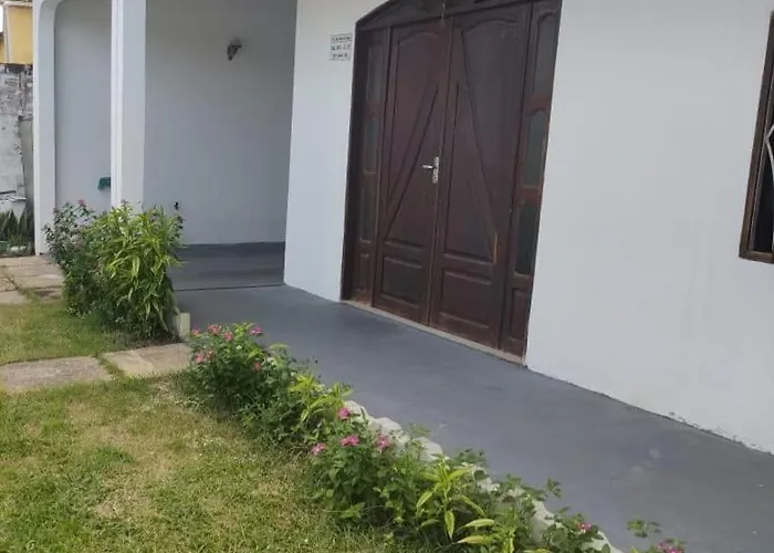 Casa com 2 quartos e 4 camas, banheiro exclusivo, cozinha e sala ampla
