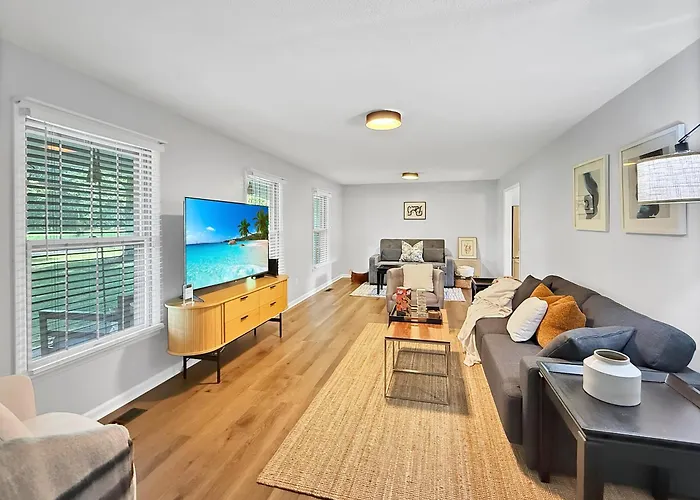 3 Bedrooms 8 Guests Modern Ranch Retreat On Half Acre