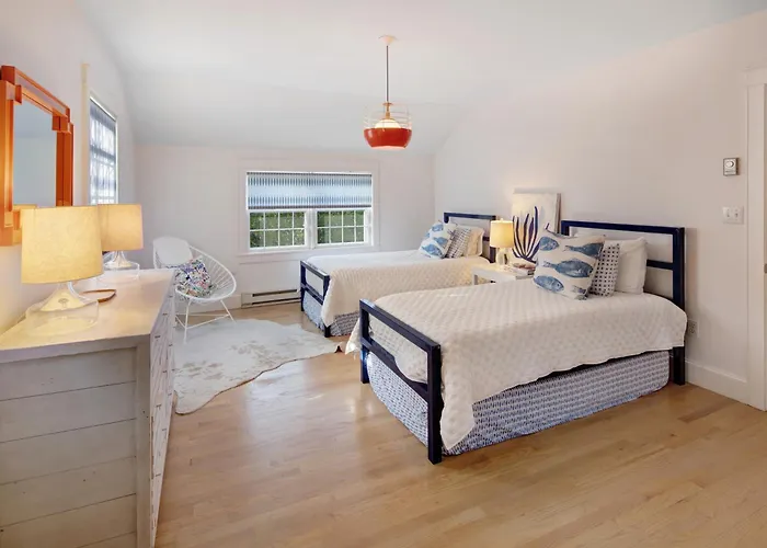 Modern Saltbox In Edgartown Village