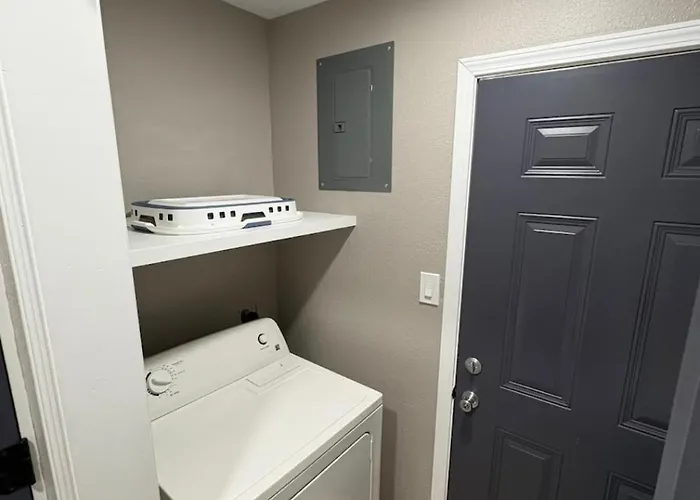 1 Bedroom 1 Bath Airport Spacex Lng Washdry Yard Patio Pets