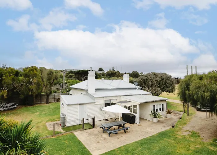 Clifftop Cottage At The Portsea Camp