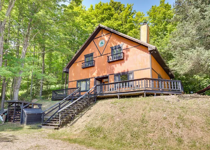 'Buckhorn' - Slopeside Iron River Cabin W/ Sauna