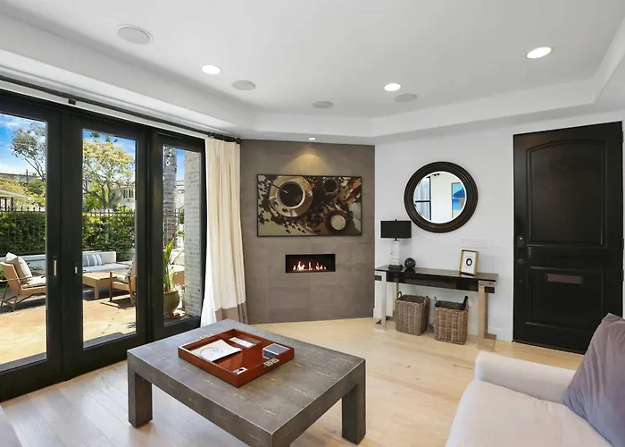 Poinsettia Palms - Chic & Luxe Patio Near Beach