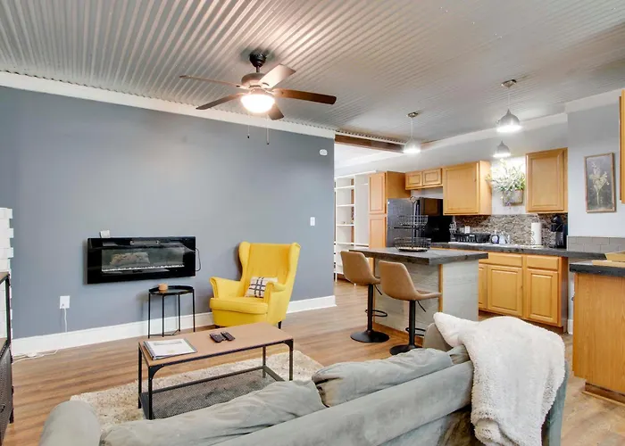Greenwood Apt: 2 Mi To Self Regional Med Center!