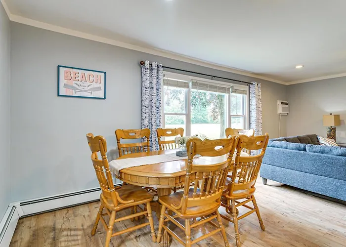 1 Block To Lake Huron: Pet-Friendly Apt W/ Kayaks