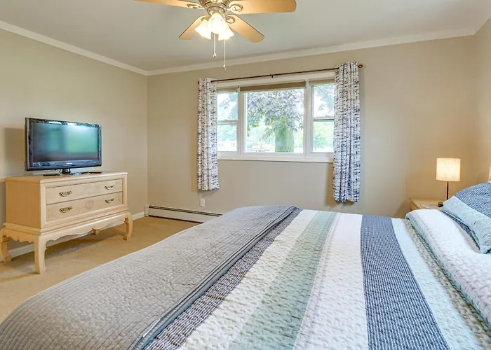 1 Block To Lake Huron: Pet-Friendly Apt W/ Kayaks