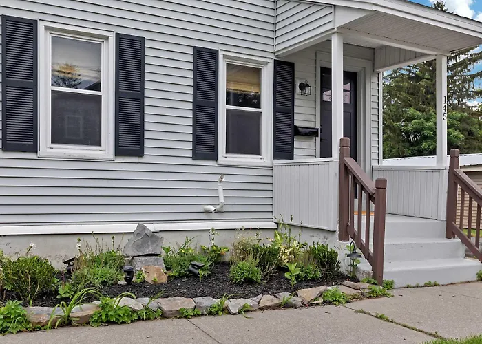 Charming Family Saratoga Home Walk To Track & Downtown