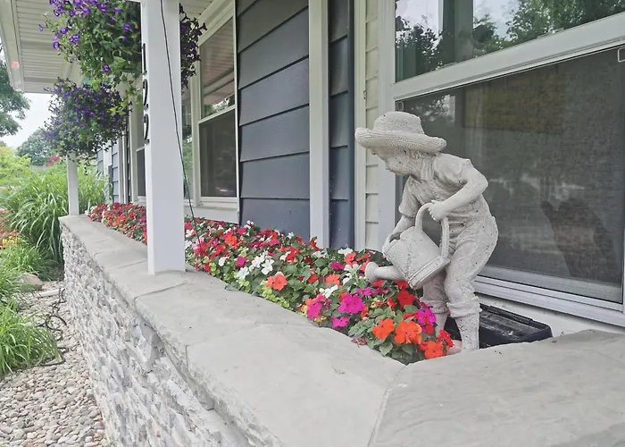 Frankenmuth Dawdy Haus With Hot Tub And Massage Chair 2 Blocks From Main Street