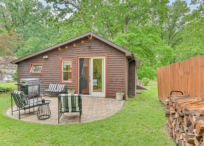 Walk To Kelsey Lake: Cassopolis Home W/ Yard!