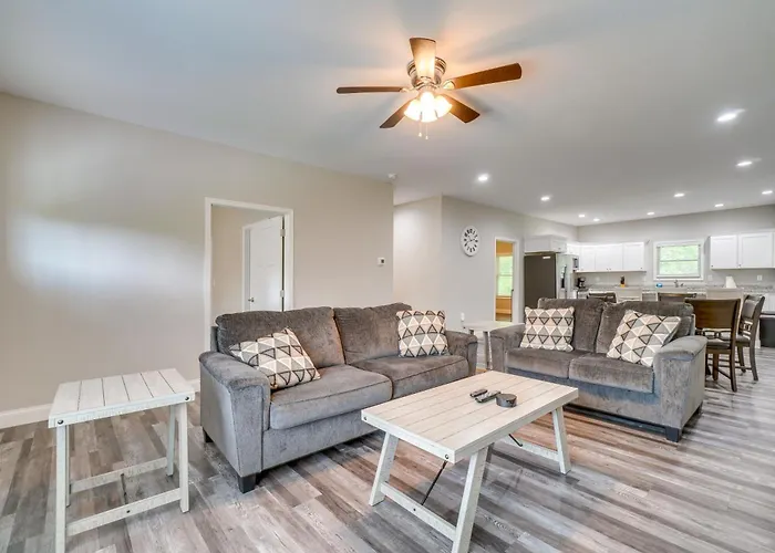 1 Mi To Dtwn Crossville: Spacious Home W/ Patio!