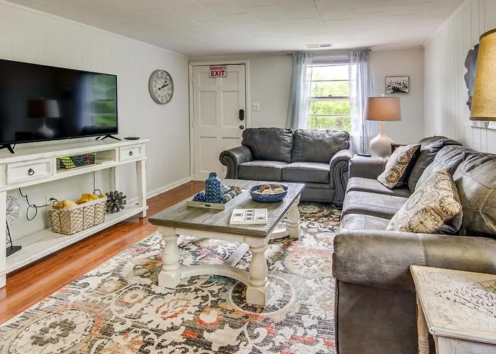 Vintage Farm Cottage Near Hikes & Pigeon River