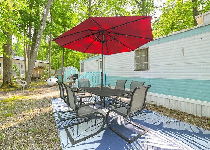 12 Mi To Skiing: Manistee Lake Cottage W/ Fire Pit