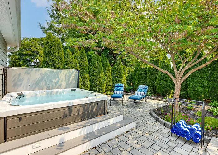 Near Solomons Island Boardwalk: Home W/ Hot Tub!