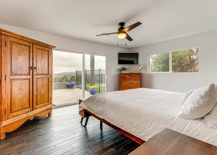 2 Mi To Lake Poway: Mtn-View Escape W/ Patio!