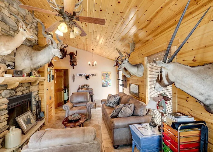 Lakefront Family Cabin W/ Views In Medford