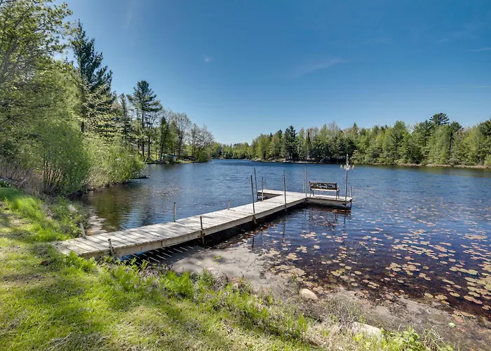 Lakefront Family Cabin W/ Views In Medford
