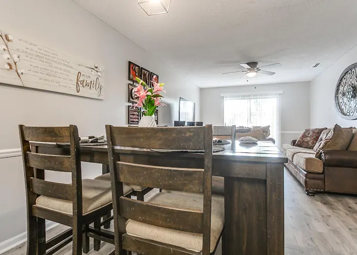 9 Mi To Moody Afb: Newly Updated Condo Near Dining