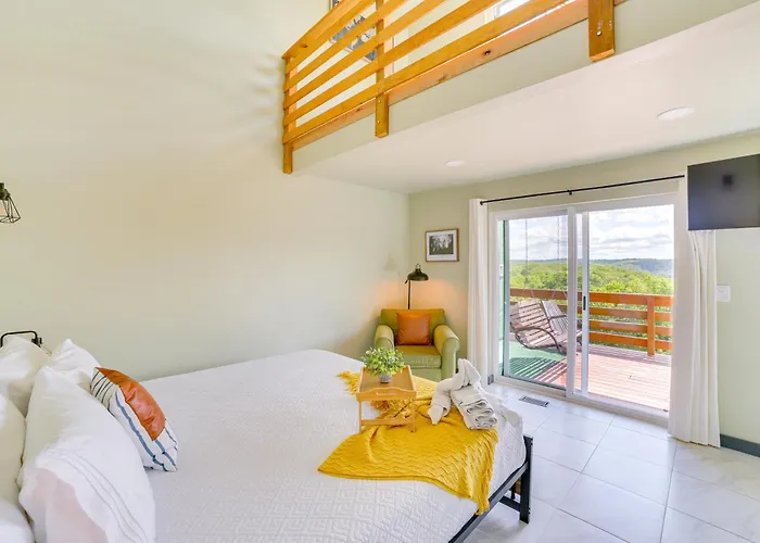 Lake Taneycomo Views: Family-Friendly Cabin!