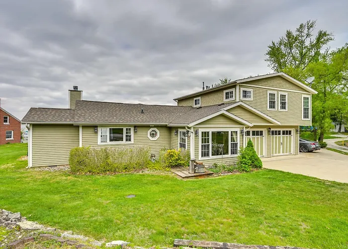 Scenic Views: Spacious Webster Lake House!