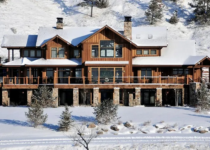Authentic Two-Bedroom Suite Rental With Shared Hot Tub In Greater Yellowstone, Montana