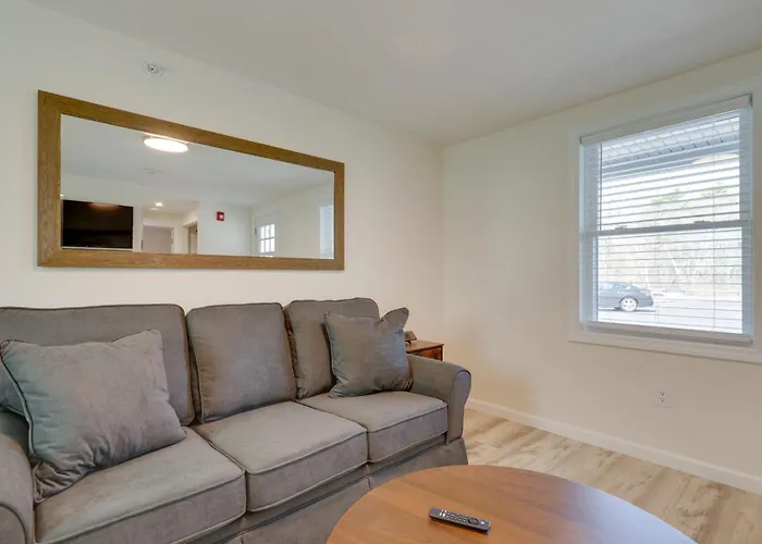 3 Mi To Beaches: Peaceful Wareham Getaway