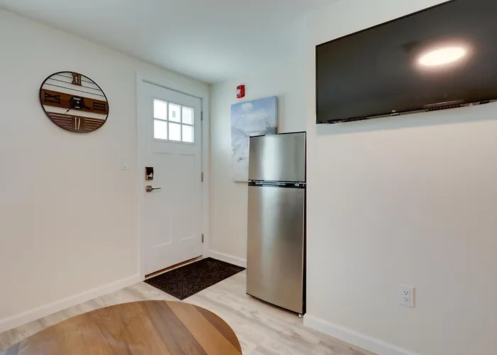 Pet-Friendly Wareham Retreat Near Onset Beach!