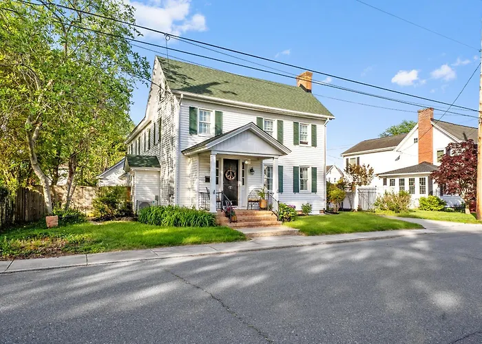 Historic Downtown Berlin Home Dog Friendly Home
