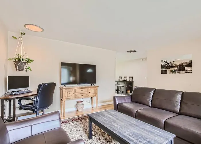 Pet Friendly 3 Bedroom Near To Red Rocks And Belmar In Denver