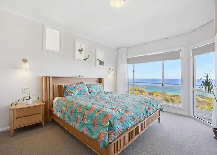 Salt & Peppermint - Beachfront Escape With Stunning Views