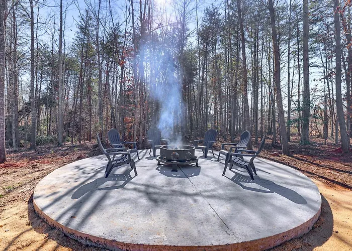 Pet-Friendly Yard! Nature Escape In Forest City
