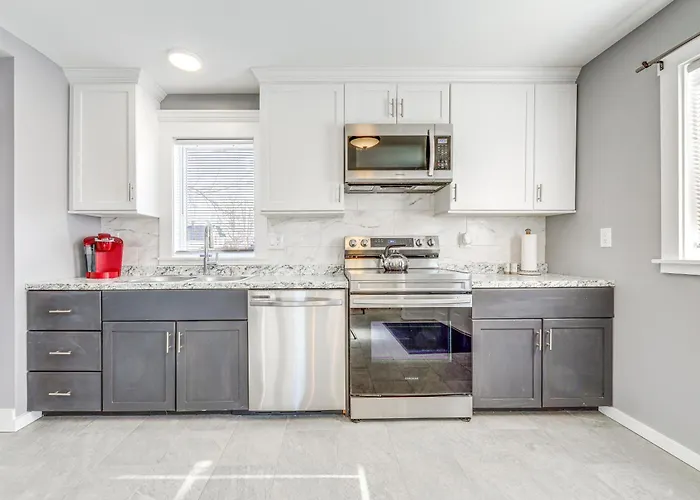 1/2 Mi To Dtwn & Harbor Park: Home W/ Large Yard!