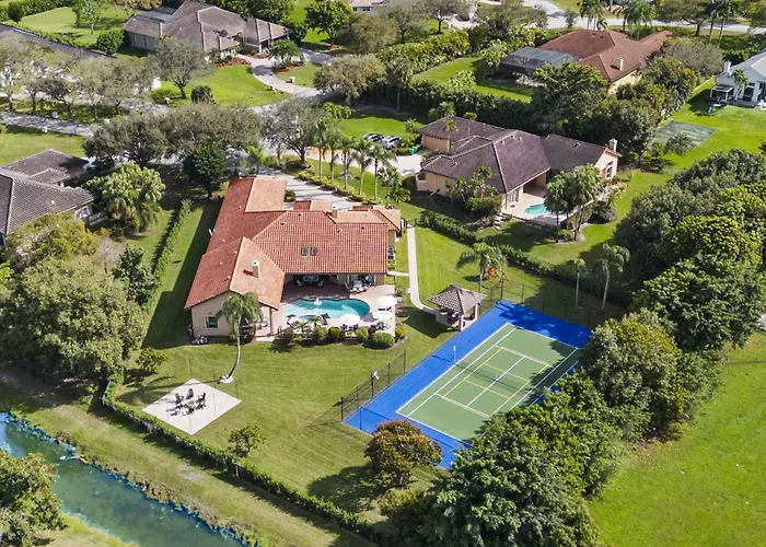 Spacious Home Wpool Tennis Court
