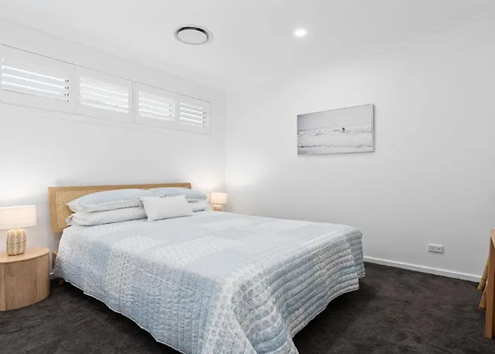 Avoca Beach - The Round Drive