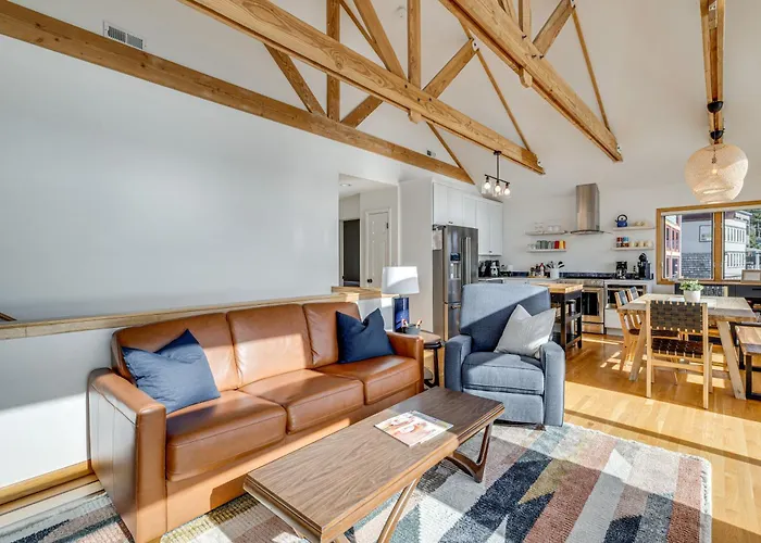 Oceanside Escape W/ Stunning Views: Walk To Beach!