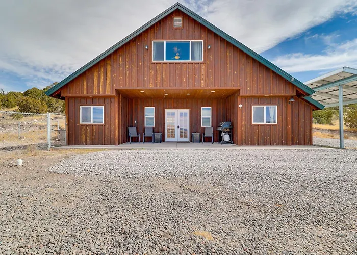 3 Mi To Trails: Secluded Eagar Cabin W/ Mtn Views!