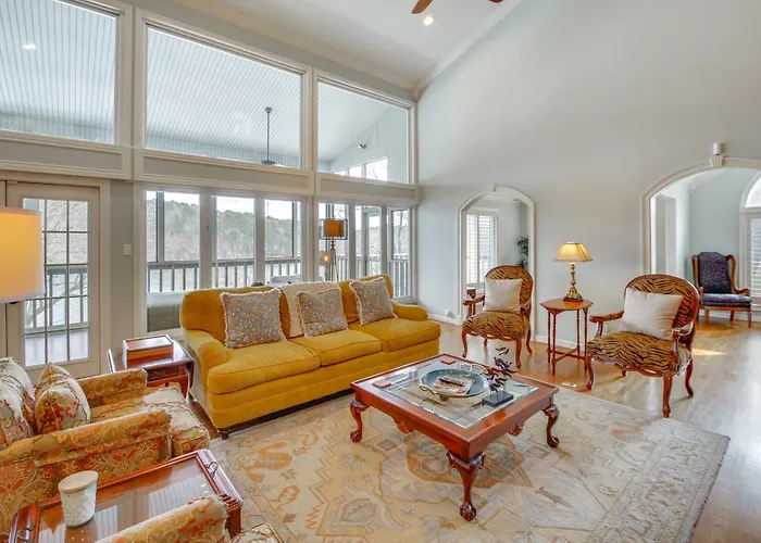 Screened-In Porch W/ Views: Hot Springs Getaway!