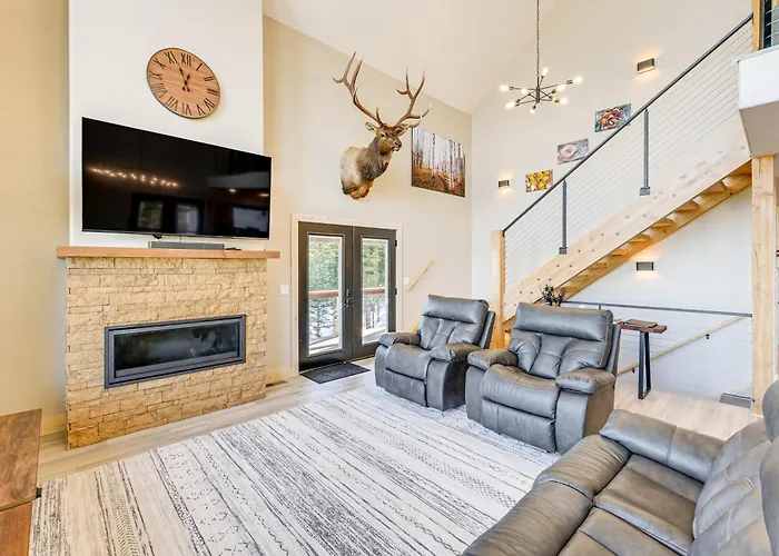 Views, Trails, Hot Tub & More: Luxe Wyoming Oasis