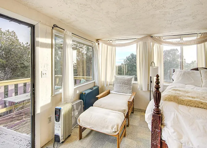 Near Hiking: Tranquil Crestone Studio W/ Deck!