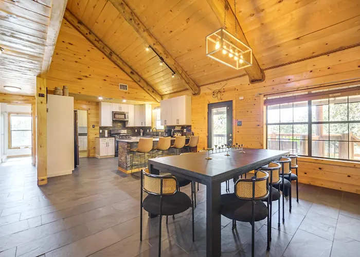 5 Mi To Dtwn Dripping Springs: Cabin W/ Jacuzzi!