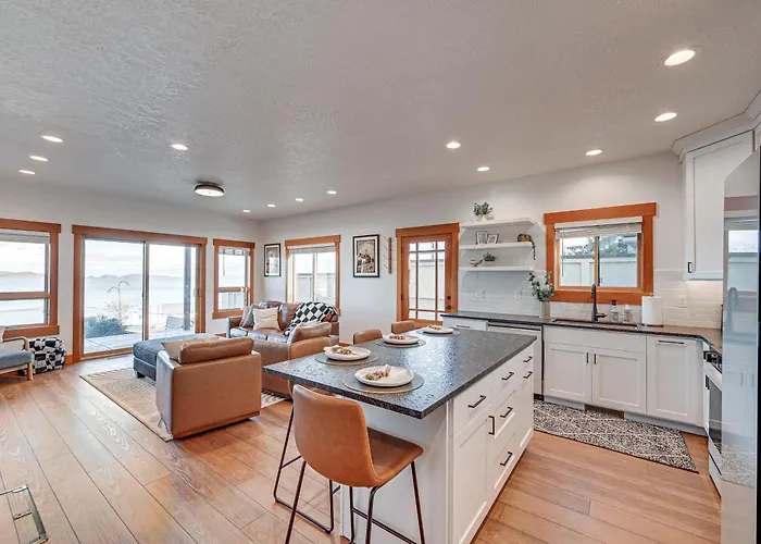 Walk To Flathead Lake: Polson Home W/ Balcony