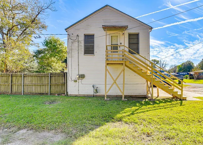 Near Sabine Lake & Refineries: Pet-Friendly Apt
