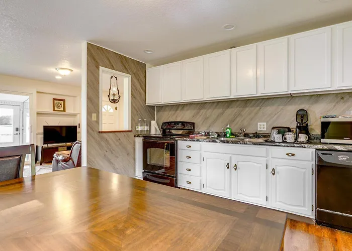 Webster Lake Home W/ Patio ~ 3 Mi To Town!