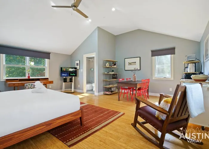 Coveted Tarrytown Studio Apt 1Ba W Breakfast Nook Window Desk King Bed