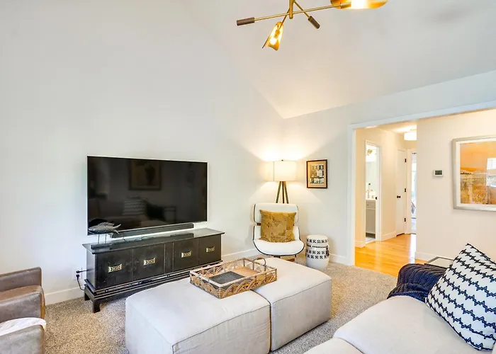 Near Shops & Cafes: Beaverton Haven W/ Luxe Decor!
