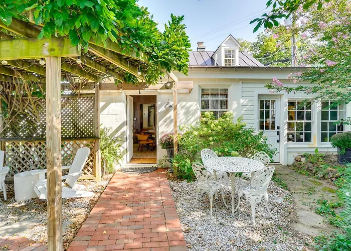 Cottage W/ Furnished Patio & Garden: Dtwn Leesburg